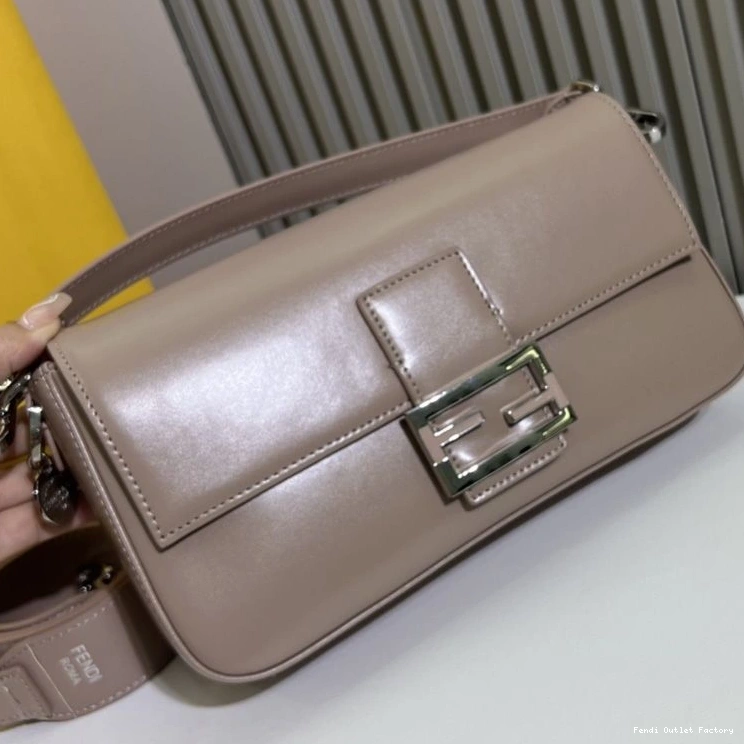 Vintage HOT Bag Khaki Leather Medium Smooth Tiffany Baguette Fendi In 0822